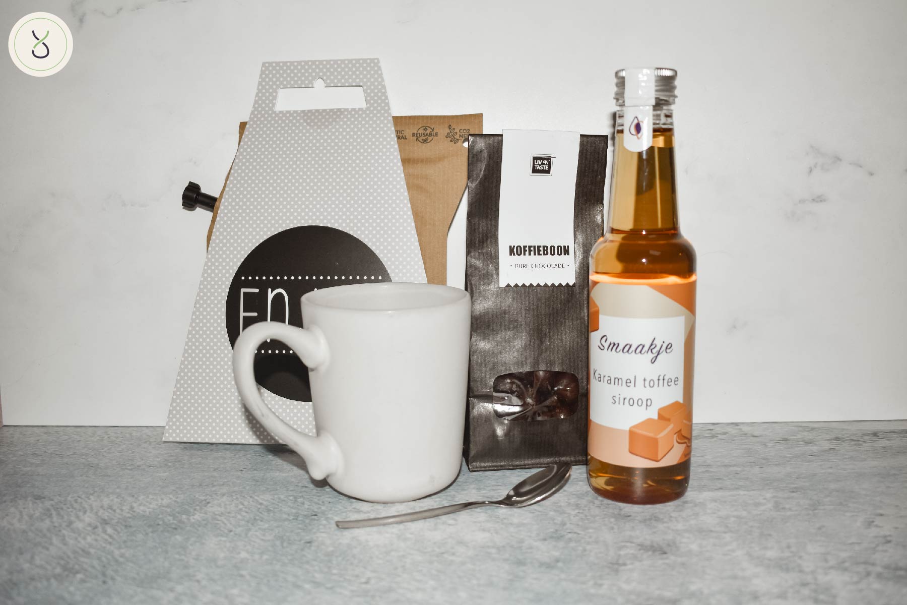 Koffiebox met coffeebrewer, mok, chocolade koffiebonen, lepel en koffiesiroop. Ideaal om cadeau te doen. Wie verras jij?